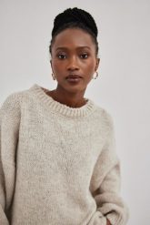 Sweter oversize z bufiastym rękawem w kolorze IVORY - RIVERO. Szare swetry nierozpinane damskie Marsala, na zimę, bez wzorów, z poliamidu, wizytowe, bez kołnierzyka, bez ramiączek. Za 349.90 zł.