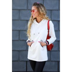 Bluza damska DORETA WHITE. Białe bluzy damskie Bluza damska DORETA WHITE, l, bez wzorów, sportowe, bez ramiączek, bez kaptura. W wyprzedaży za 39.00 zł.