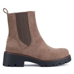 Botki Clara Barson. Brązowe botki damskie Clara Barson, bez wzorów, bez obcasa, na słupku, bez zapięcia. Za 149.99 zł.