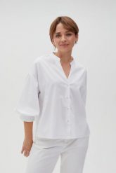 Koszula oversize z bufiastymi rękawami biała. Białe koszule damskie MOODO, l, bez wzorów, z bawełny, bez kołnierzyka, bez ramiączek. Za 109.99 zł.