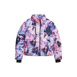 Prosta kurtka damska Superdry. Fioletowe kurtki sportowe damskie Superdry, na zimę, bez wzorów, bez ramiączek, bez kaptura, narciarskie. W wyprzedaży za 1,208.60 zł.