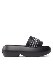 LOVE MOSCHINO Klapki JA28107I0IIX700A Czarny. Czarne klapki damskie Love Moschino, bez wzorów, ze skóry, bez obcasa, bez zapięcia. Za 869.99 zł.