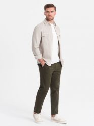 Spodnie męskie chino SLIM FIT z delikatną teksturą - ciemnooliwkowe V4. Zielone eleganckie spodnie męskie Ombre Clothing, bez wzorów, z bawełny. W wyprzedaży za 199.99 zł.