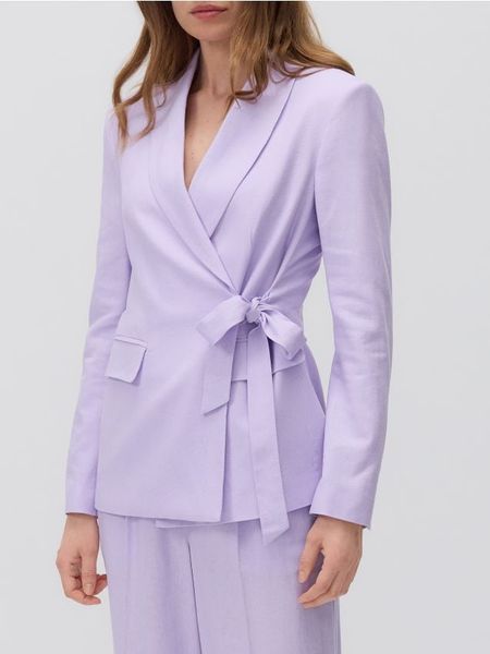Marynarka z wiązaniem - lawendowy. Fioletowe marynarki i żakiety damskie Reserved, bez wzorów, z tkaniny, bez kołnierzyka, bez ramiączek. W wyprzedaży za 219.99 zł.