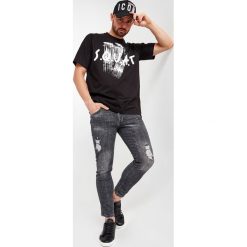T-shirt DSQUARED2. T-shirty męskie Dsquared2, l, bez wzorów, bez kołnierzyka, bez ramiączek. W wyprzedaży za 755.30 zł.