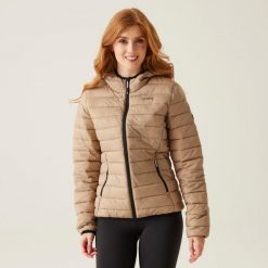 Kurtka turystyczna pikowana z kapturem damska Marizion Regatta. Brązowe kurtki sportowe damskie Regatta, bez wzorów, z puchu, bez ramiączek, z kapturem. W wyprzedaży za 269.55 zł.
