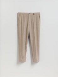 Garniturowe spodnie carrot - beżowy. Brązowe garnitury męskie Reserved, bez wzorów, z tkaniny. Za 169.99 zł.