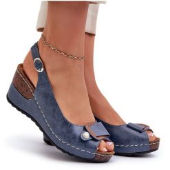 Damskie Lekkie Sandały Na Koturnie Comfort Shoes Niebieskie Efravia. Niebieskie sandały damskie bez wzorów, ze skóry, bez obcasa, na koturnie, bez zapięcia. Za 158.54 zł.