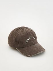 Czapka z daszkiem - ciemnobrązowy. Brązowe czapki damskie Reserved, bez wzorów. W wyprzedaży za 45.99 zł.