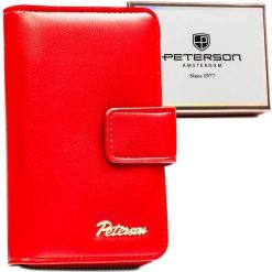 Czerwony, pionowy portfel damski ze skóry ekologicznej, mieszczący dowód rejestracyjny - Peterson. Czerwone portfele damskie Peterson, ze skóry ekologicznej. Za 69.99 zł.