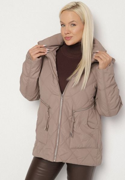 Ciemnobeżowa Pikowana Kurtka z Kapturem i Ozdobnymi Suwakami Carnaye. Brązowe kurtki sportowe damskie Born2be, plus size, bez wzorów, z jeansu, bez ramiączek, z kapturem, trekkingowe. Za 119.99 zł.