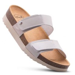 Klapki damskie lifestylowe SCHOLL LUSAKA 2.0 sandały na lato. Białe klapki damskie Scholl, na lato, bez wzorów, z materiału, bez obcasa, na obcasie, bez zapięcia. Za 289.99 zł.