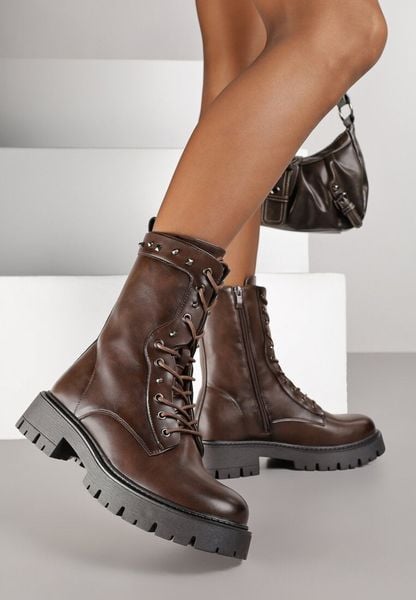 Brązowe Botki Workery Zdobione Aplikacjami z Ćwiekami Nalirela. Brązowe botki damskie Renee, z aplikacjami, z jeansu, bez obcasa, na płaskiej podeszwie, bez zapięcia. Za 159.99 zł.