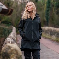 Dlx Samantha - Damska kurtka softshellowa Dlx Eco w kolorze czarnym. Czarne kurtki sportowe damskie DLX, bez wzorów, z polaru, bez ramiączek, bez kaptura, trekkingowe. Za 512.99 zł.