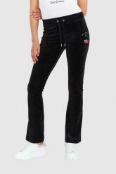 JUICY COUTURE Czarne welurowe spodnie dresowe z haftowanymi wisienkami. Czarne spodnie dresowe damskie Juicy Couture, bez wzorów, z dresówki. W wyprzedaży za 329.99 zł.
