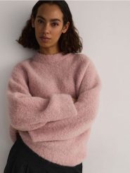 Sweter z wełną i dodatkiem moheru - różowy. Czerwone swetry nierozpinane damskie Reserved, l, bez wzorów, z dzianiny, bez kołnierzyka, bez ramiączek. W wyprzedaży za 179.99 zł.