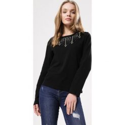 Czarna Bluzka Remodel. Czarne bluzki damskie Born2be, l, bez wzorów, bez kołnierzyka, bez ramiączek. Za 39.99 zł.