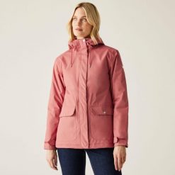 Kurtka turystyczna damska Regatta Broadia parka przeciwdeszczowa. Czerwone parki damskie Regatta, bez wzorów, bez kaptura. W wyprzedaży za 299.99 zł.