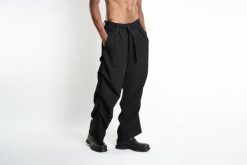 La Haine Inside Us Spodnie | 3R M1229 | Mężczyzna | Czarny. Czarne spodnie materiałowe męskie La Haine Inside Us, bez wzorów, z elastanu. W wyprzedaży za 579.00 zł.