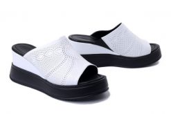 ARTIKER RELAKS 54C0381 biały, klapki damskie. Białe klapki damskie Artiker Relaks, na lato, bez wzorów, ze skóry, bez obcasa, na koturnie, bez zapięcia. Za 249.90 zł.