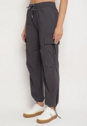 Szare Spodnie Cargo z Bawełną i Wysokim Stanem Janoviera. Szare spodnie materiałowe damskie Born2be, bez wzorów, z bawełny, eleganckie, z podwyższonym stanem. Za 49.99 zł.