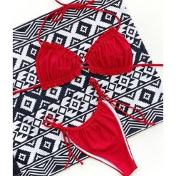 Bikini wiązane na szyi z regulacją na plażę i basen Greti. Zielone bikini Intica, bez wzorów, z materiału. W wyprzedaży za 139.00 zł.