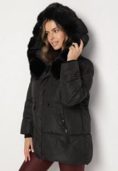 Czarna Kurtka z Pikowanymi Przeszyciami i Kapturem z Futerkiem Galiadia. Czarne kurtki sportowe damskie Born2be, l, bez wzorów, z jeansu, bez ramiączek, trekkingowe. Za 229.99 zł.