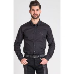 KOSZULA VERSACE JEANS. Czarne koszule męskie Versace Jeans, m, bez wzorów, z bawełny, bez kołnierzyka, bez ramiączek. Za 383.00 zł.