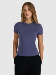 4F T-shirt z prążkowanej dzianiny z modalem damski - granatowy S. Niebieskie t-shirty damskie 4F, s, bez wzorów, z dzianiny, klasyczne, bez kołnierzyka, bez ramiączek. W wyprzedaży za 69.99 zł.