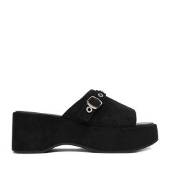 Klapki Guess Jeans. Czarne klapki damskie Guess Jeans, z aplikacjami, z jeansu, bez obcasa, bez zapięcia. Za 249.99 zł.