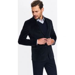 MARYNARKA MĘSKA Z WELURU O DOPASOWANYM KROJU. Garnitury męskie TOP SECRET, m, bez wzorów, z weluru, eleganckie, bez kołnierzyka, bez ramiączek. W wyprzedaży za 119.99 zł.
