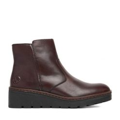 Botki Rieker. Brązowe botki damskie Rieker, bez wzorów, bez obcasa, na koturnie, bez zapięcia. Za 429.99 zł.