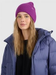 4F Czapka beanie damska - fioletowa M. Fioletowe czapki damskie 4F, na zimę, bez wzorów, z wiskozy, eleganckie. Za 59.99 zł.
