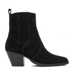 Botki DeeZee. Czarne botki damskie DeeZee, bez wzorów, bez obcasa, na słupku, bez zapięcia. Za 329.99 zł.