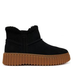 Botki Clarks. Czarne botki damskie Clarks, bez wzorów, bez obcasa, na płaskiej podeszwie, bez zapięcia. Za 519.99 zł.