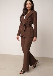 Brązowy Komplet Garniturowy Marynarka z Wiązanym Paskiem i Spodnie Falloria. Brązowe marynarki i żakiety damskie Born2be, bez wzorów, bez kołnierzyka, bez ramiączek. Za 219.99 zł.