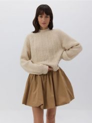 Sweter z wełną - kremowy. Białe swetry nierozpinane damskie Reserved, l, bez wzorów, z dzianiny, bez kołnierzyka, bez ramiączek. W wyprzedaży za 139.99 zł.
