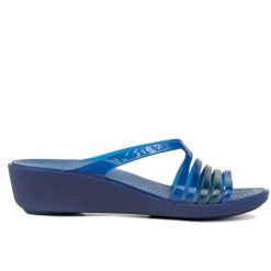 Klapki damskie do chodzenia Crocs ISABELLA MINI. Niebieskie klapki damskie Crocs, bez wzorów, sportowe, bez obcasa, bez zapięcia. Za 69.00 zł.