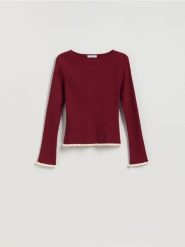 Sweter z ozdobnym wykończeniem - bordowy. Czerwone swetry nierozpinane damskie Reserved, l, bez wzorów, z dzianiny, bez kołnierzyka, bez ramiączek. Za 99.99 zł.