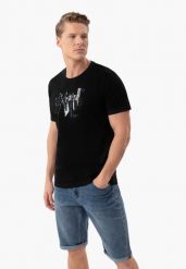 Bawełniana koszulka z printem T-TURF. Czarne t-shirty męskie Volcano, l, bez wzorów, z bawełny, bez kołnierzyka, bez ramiączek. Za 59.99 zł.