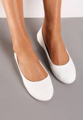 Białe Balerinki Gibbs. Białe balerinki damskie Renee, bez wzorów, eleganckie, z okrągłym noskiem, bez obcasa, na płaskiej podeszwie, bez zapięcia. Za 34.99 zł.