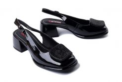 ARTIKER RELAKS 56C2426 czarny, sandały damskie. Czarne sandały damskie Artiker Relaks, z aplikacjami, bez obcasa, na obcasie, bez zapięcia. Za 269.90 zł.