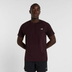 Koszulka męska New Balance MT41080FDP – bordowa. Czerwone koszulki sportowe męskie New Balance, m, bez wzorów, z materiału, bez ramiączek, do biegania. Za 249.99 zł.