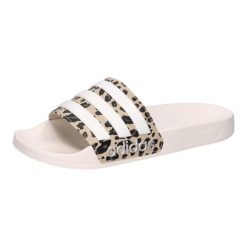 Klapki basenowe adidas Adilette Shower. Białe klapki męskie Adidas, bez wzorów, z materiału, bez zapięcia. Za 147.00 zł.