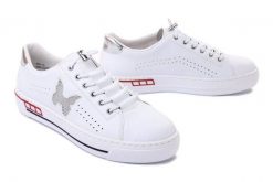RIEKER L8857-80 white, półbuty damskie. Białe półbuty damskie Rieker, na lato, bez wzorów, bez obcasa, bez zapięcia. Za 237.93 zł.