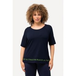 Damskie T-shirt napisy na rąbku klasyczny krój okrągły dekolt rękaw 1/2. Niebieskie koszulki sportowe damskie Ulla Popken, plus size, bez wzorów, z elastanu, bez ramiączek. W wyprzedaży za 179.99 zł.