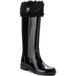 Kalosze GUESS - FLRBE3 RUB11 BLACK. Czarne kalosze damskie Guess, bez wzorów, z materiału, bez zapięcia. W wyprzedaży za 269.00 zł.