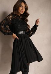Czarna Sukienka Retro z Paskiem z Ekoskóry Ozdobiona Ażurową Koronką Nevelime. Czarne sukienki damskie Renee, m, w ażurowe wzory, z koronki, eleganckie, bez kołnierzyka, bez ramiączek, midi, dopasowane. Za 169.99 zł.