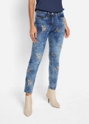 Dżinsy Slim Fit z kwiatowym haftem. Niebieskie jeansy damskie bonprix, z aplikacjami, z jeansu, eleganckie. Za 199.99 zł.