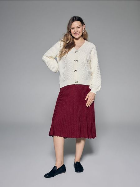 Kardigan z dekoracyjnymi guzikami - złamana biel. Kardigany damskie Reserved, l, bez wzorów, z bawełny, bez kołnierzyka. Za 199.99 zł.